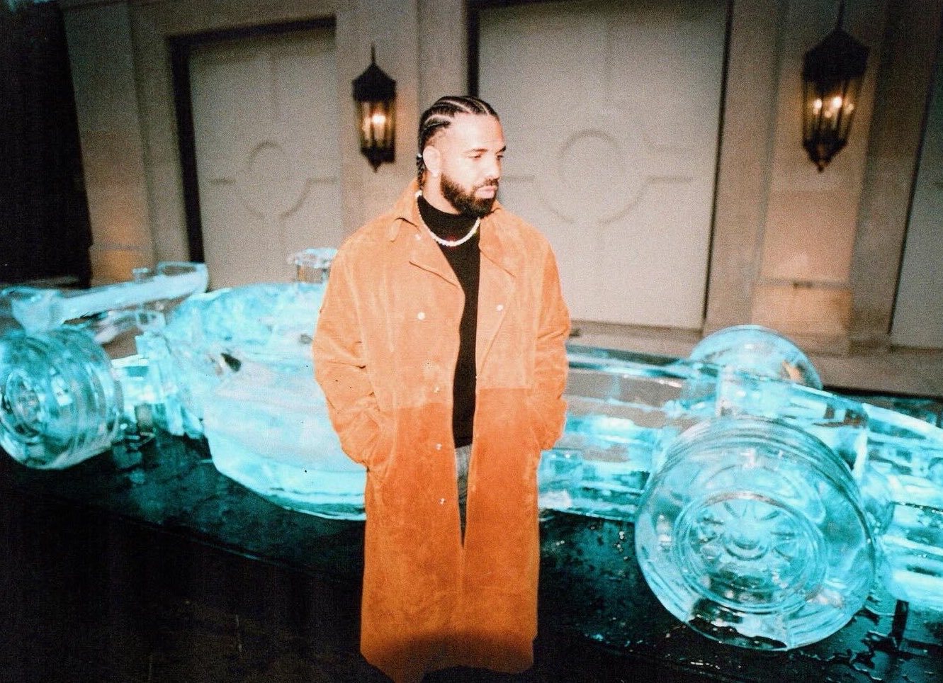 为了庆祝《ICEMAN》的发布，Drake 收到了一座与 Kimi Räikkö