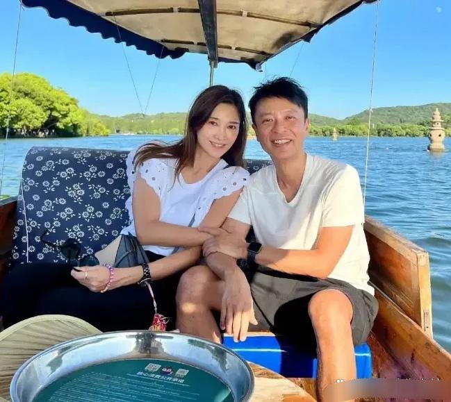 李克勤的妻子，简直漂亮得让人无法呼吸！永远无法忘记那惊艳的容颜和不可言喻的气质！