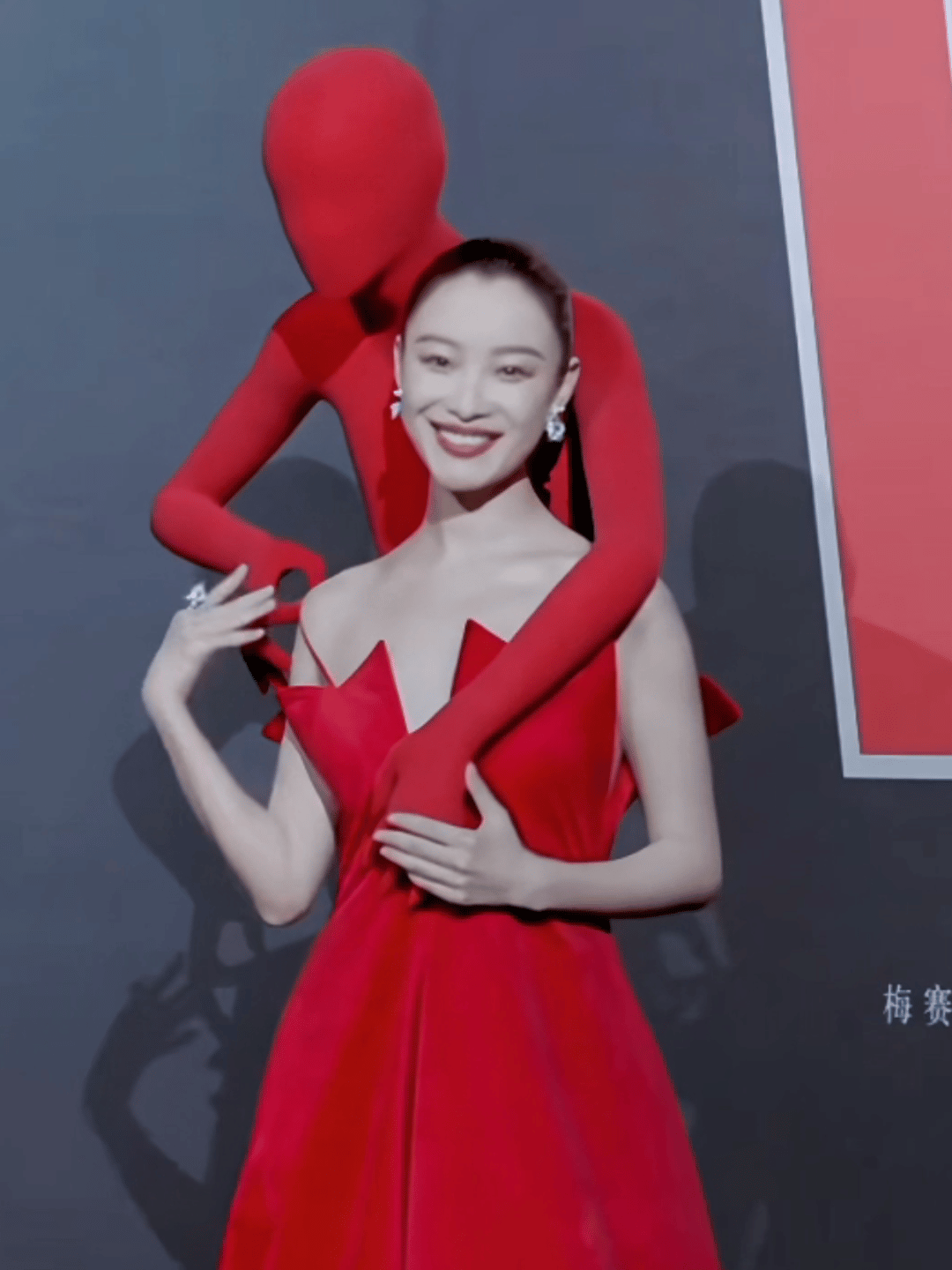 倪妮太敢穿了看不懂，但是我大为震撼！[哈哈][哈哈]倪妮这么穿，肯定是有自己的用