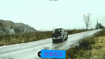 红军村方向，俄军中央集群飞手搜索到一辆皮卡，乌车上的人发现了FPV纷纷溃散，光纤