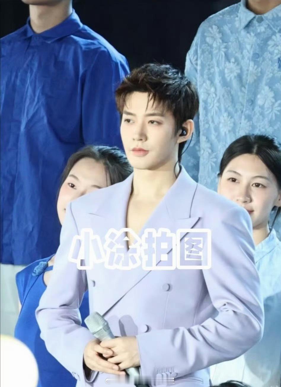 五四晚会邓为、魏大勋、邓凯录制生图，状态还可以吧