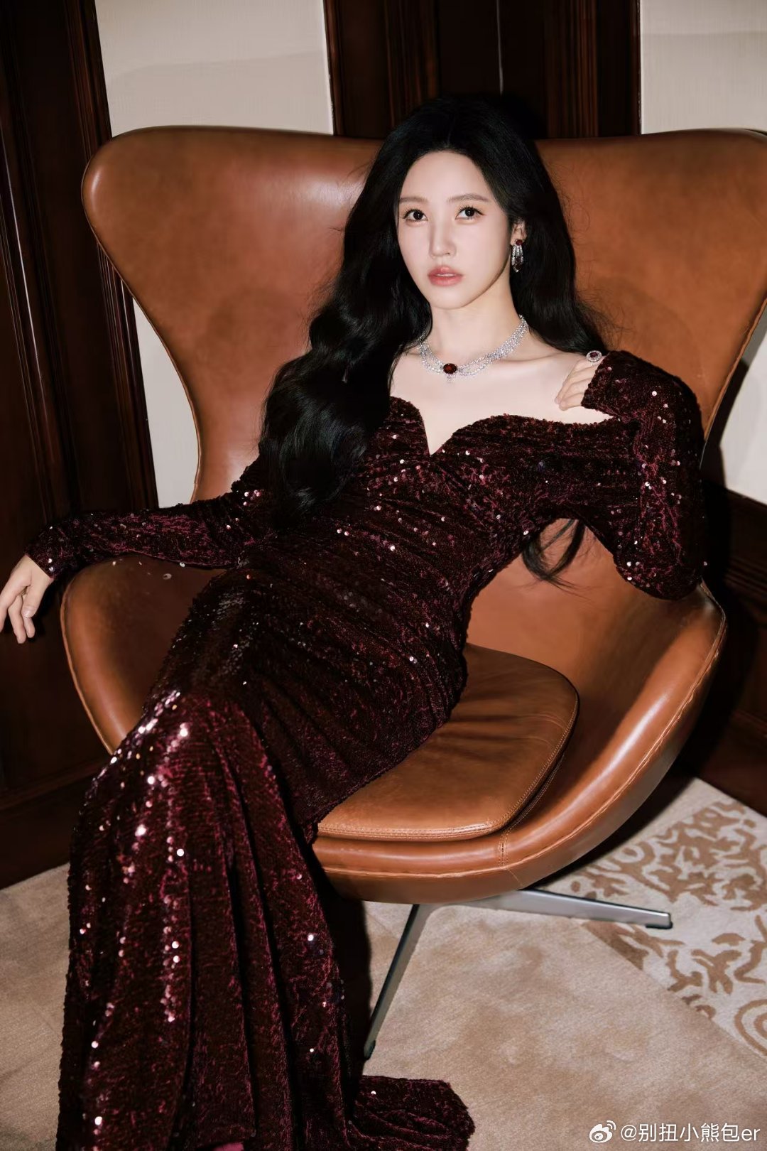 杨子姗在上海外滩美得像油画上海外滩雨后杨子姗美人鱼造型出现上海外滩杨子姗酒红鱼尾
