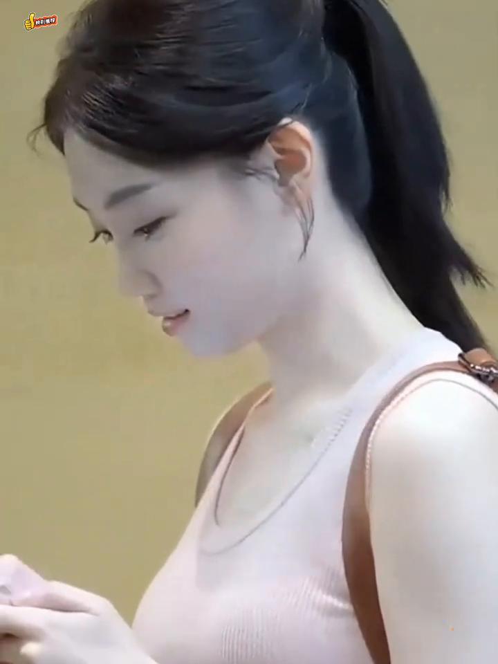这皮肤白的晃眼。
喜欢就点个关注吧。