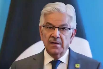 中东刚稳两天的停火，被一句话彻底搅乱。

本该中立主持和平谈判的巴基斯坦，防长直