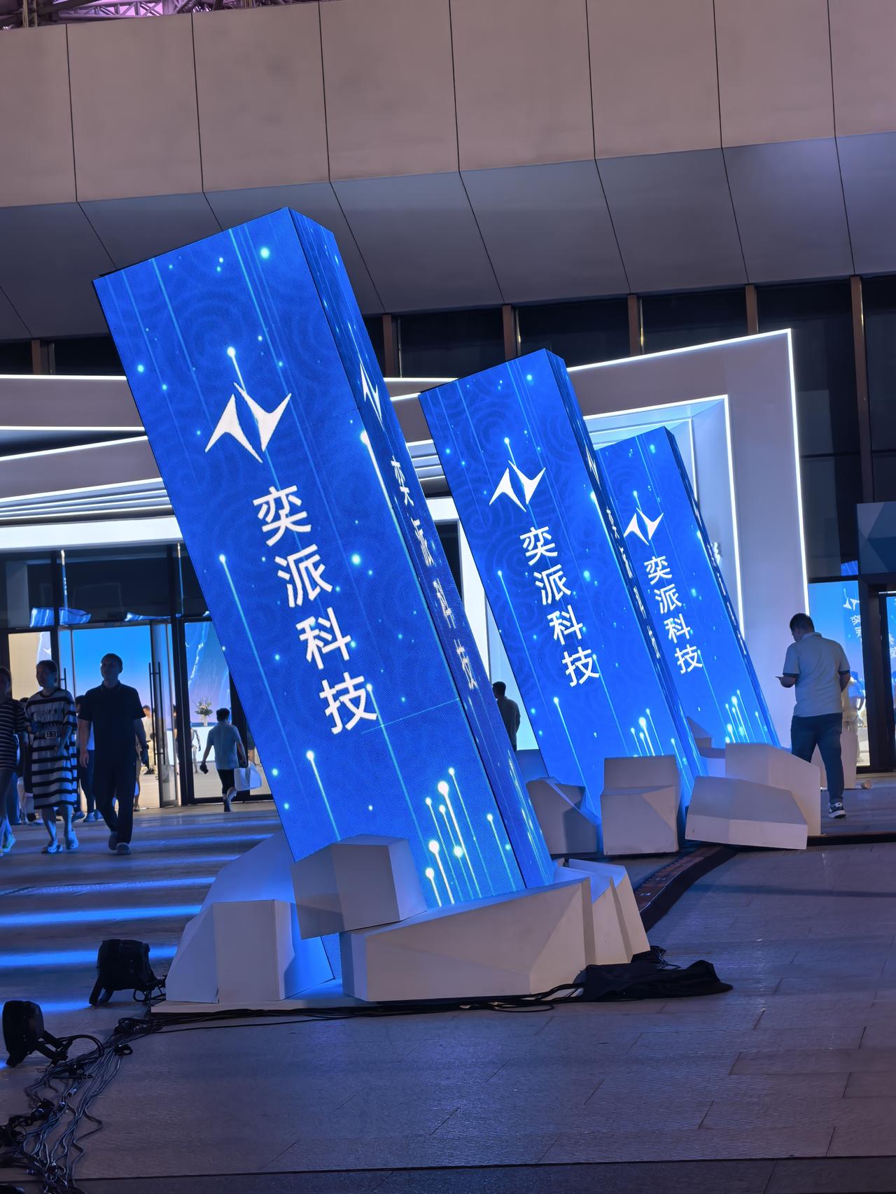 好家伙，奕派科技这个口号秒啊，“选车要选对，就选国家队”  ​​​。现在买车确实