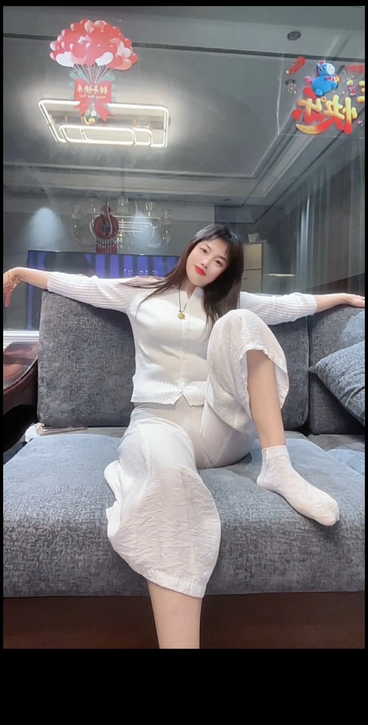 “不是爱无情，是人无情，却假借了爱的名义，后来我才懂，最大的无情是轻易...