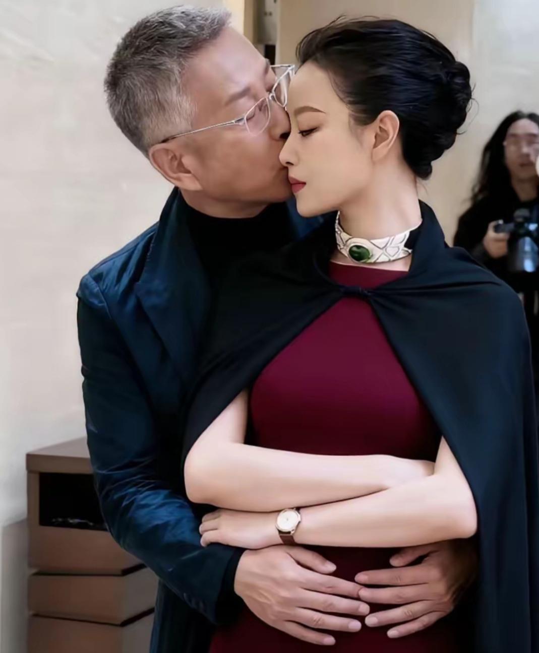 镜头中的倪妮云髻雾鬓，眉若远黛，肤如凝脂，唇似樱桃，凤眸低垂，丰盈柔美，华姿婵媛