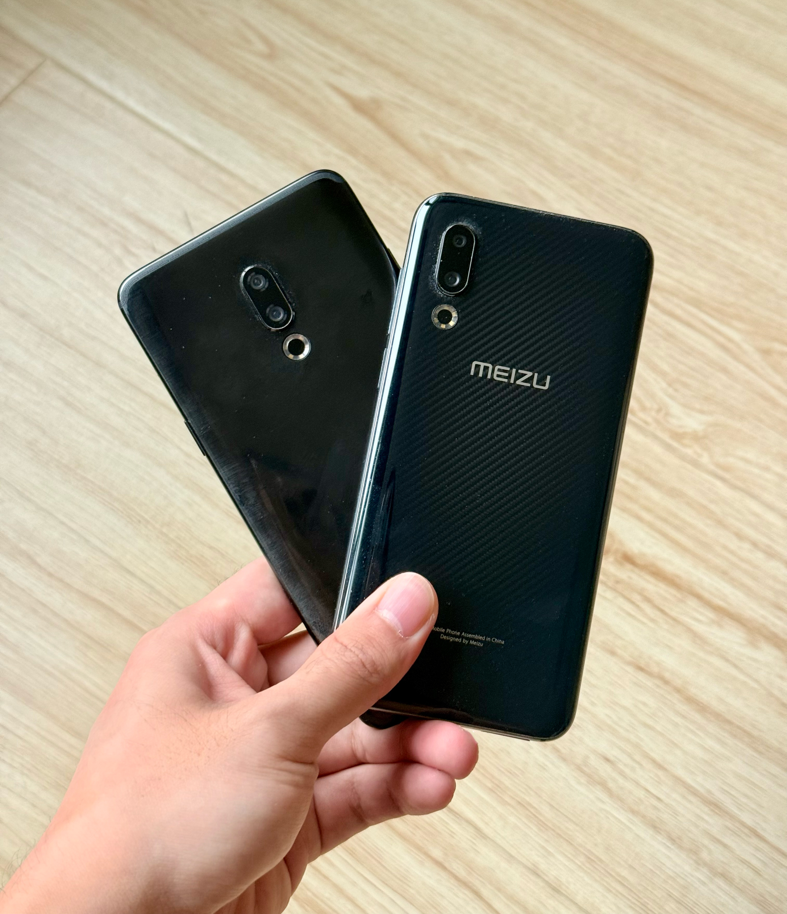 魅族手机业务暂停了，让魅友们很感慨……有个同事最近专门翻出了两台老魅族手机怀念一