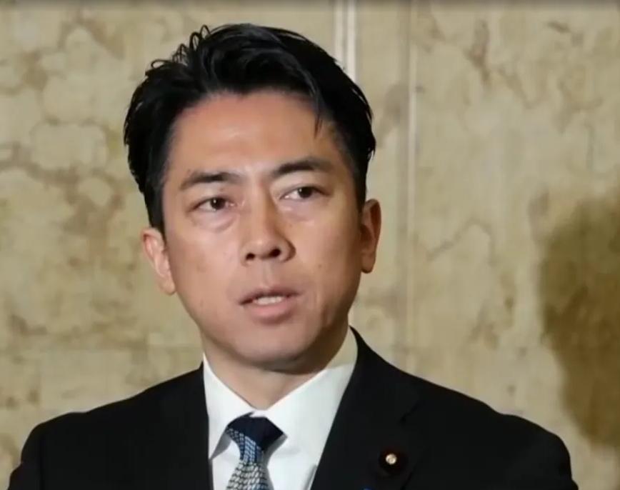 高市早苗还在原地苦撑，小泉进次郎直接摆烂，美式风格一键复制上身。

日本防卫相小