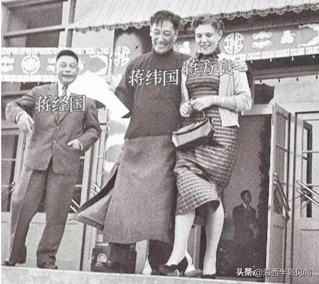 这是蒋经国与夫人蒋方良及弟弟蒋纬国在路上的一张照片。蒋纬国与蒋方良心情特别好，蒋