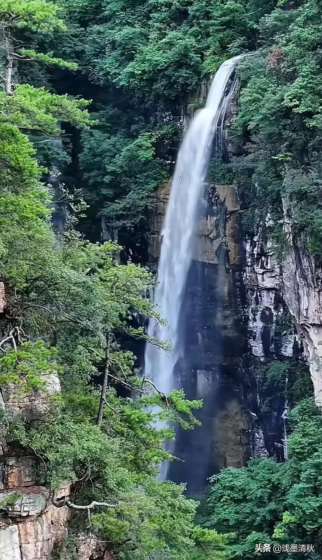 这种山间瀑布自然风光最美丽，让人流连忘返！