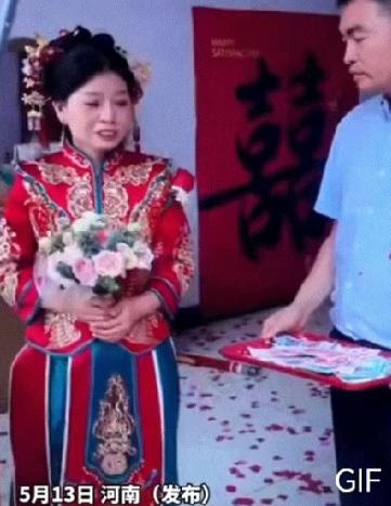 泪目！河南，一名女子结婚，但因为父母已经离世，所以送女子出嫁的责任就放到了哥哥的
