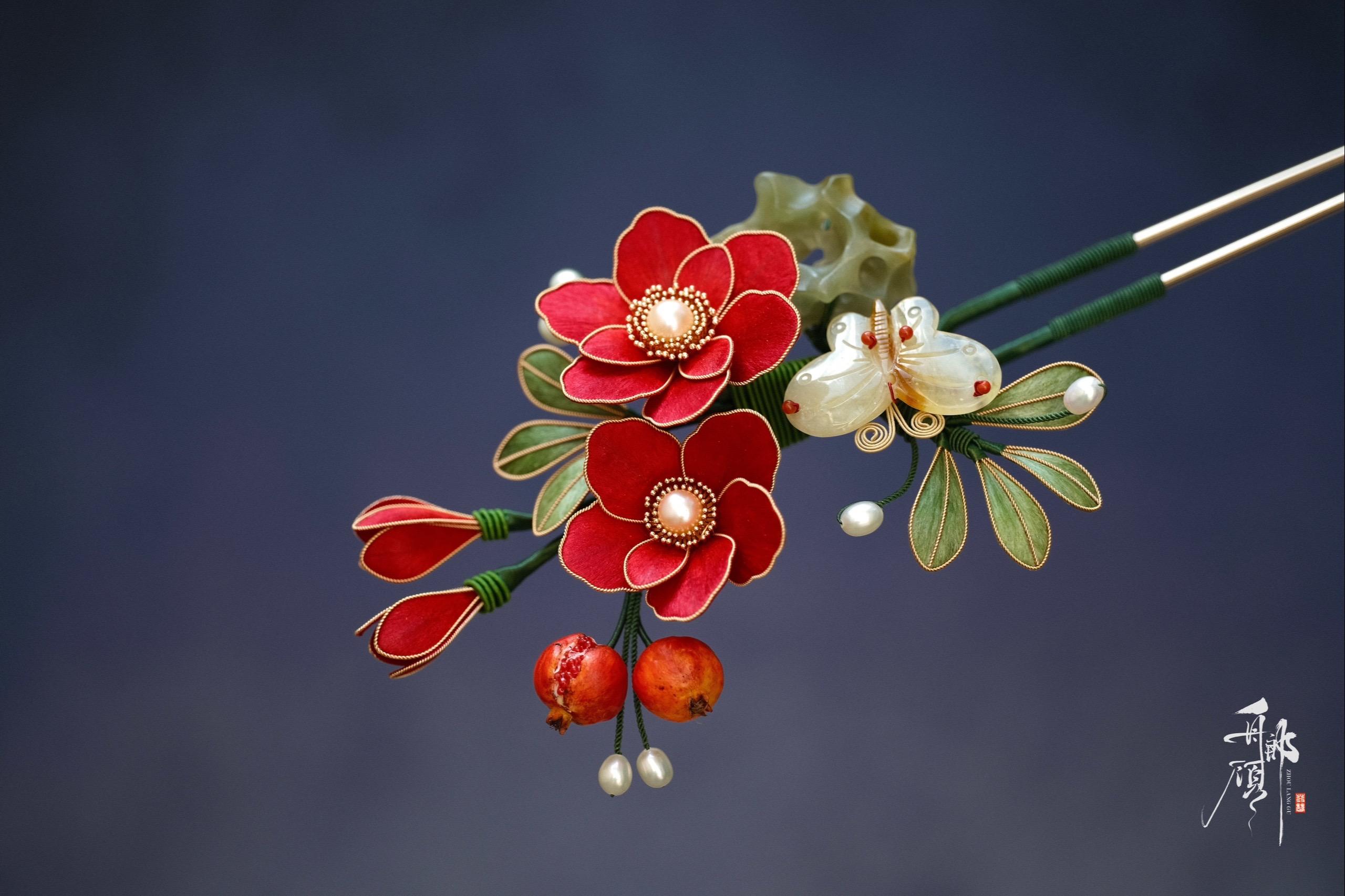 一支「蝶嬉石榴花钗」。便是佩在发间的春光几许。