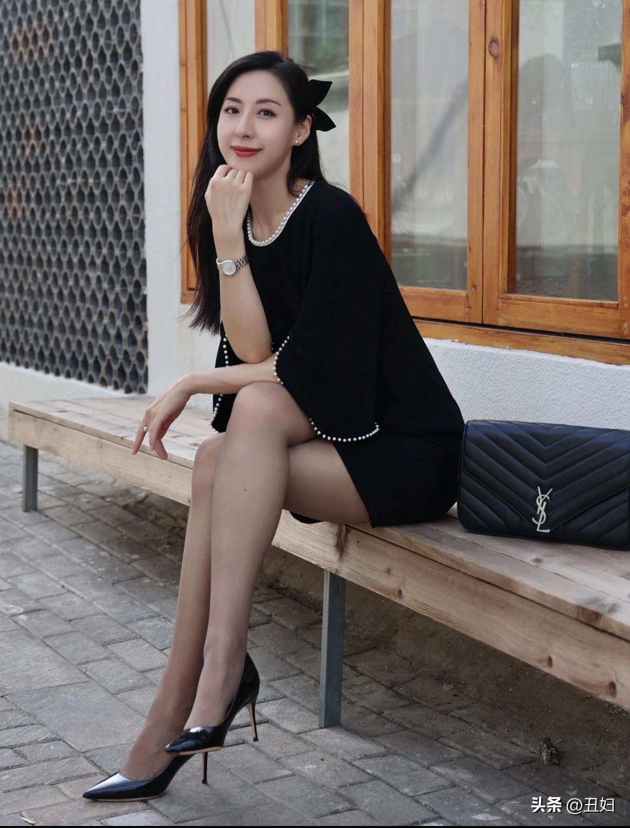 可爱多一点，干爽多一点优雅的黑色连衣裙，在阳光下的悠闲时光