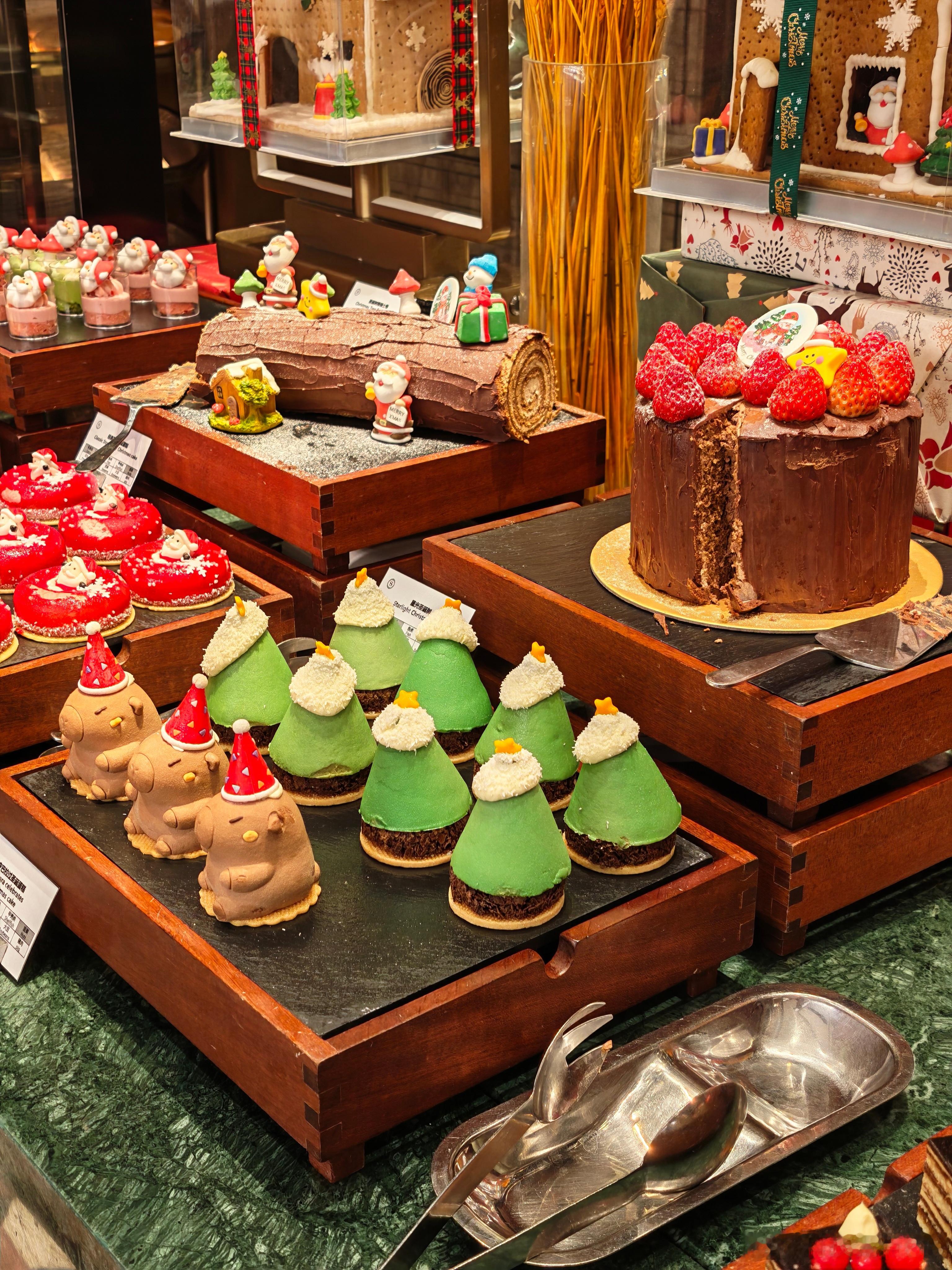 今天是圣诞节，酒店餐厅的圣诞氛围拉满了，甜品区实在是太精致了，我平时路过甜品区都