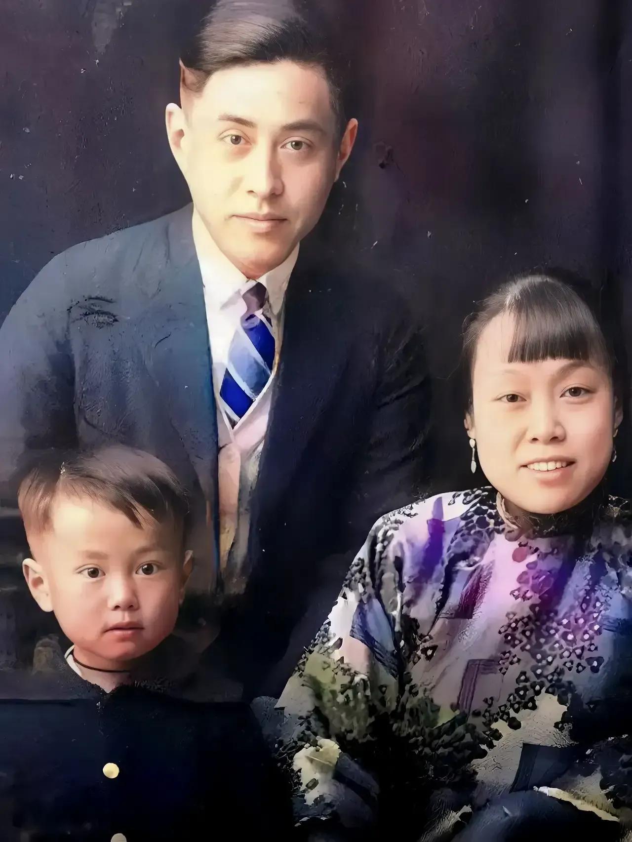 1929年，杨振宁和父母，一张罕见的留影，从照片中我们可以看到，杨振宁小时候和他