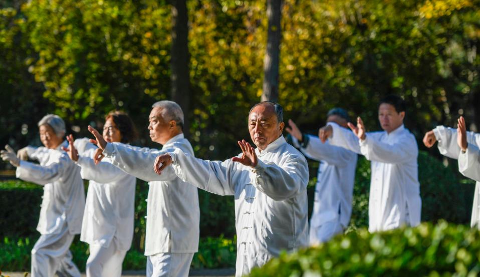 习练太极拳应做到虚心实腹，意气连绵，收势后不要说话，静心敛神后，意守丹田、将丹田