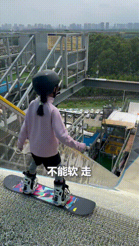 “小孩姐火到人民日报了！”郑州，8岁小女孩挑战14米滑雪大跳台，一开始不敢跳，不