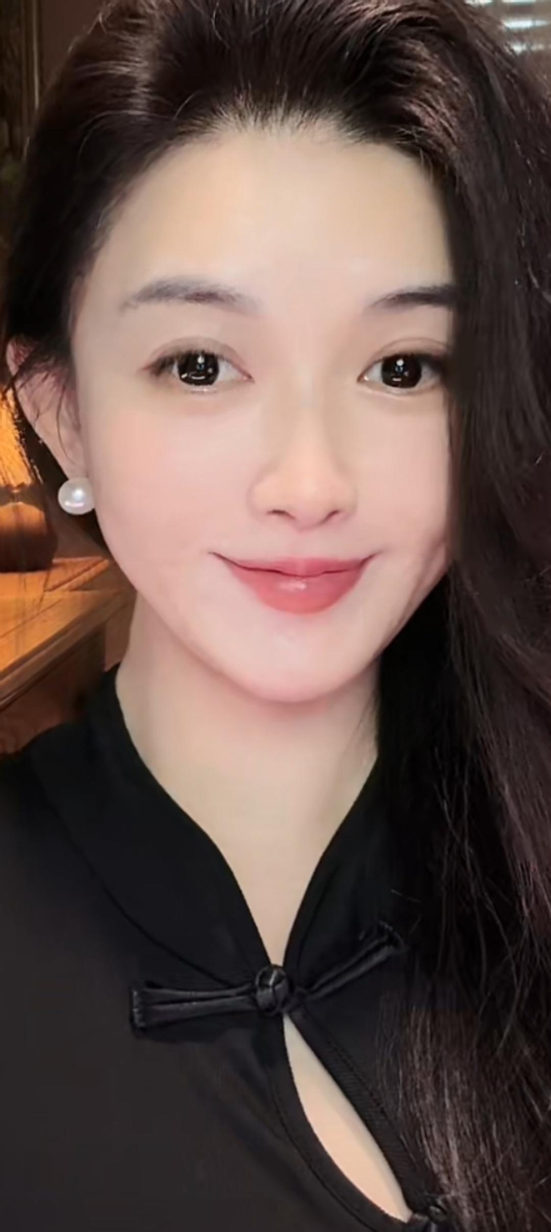 这位美女在微笑，真好看！