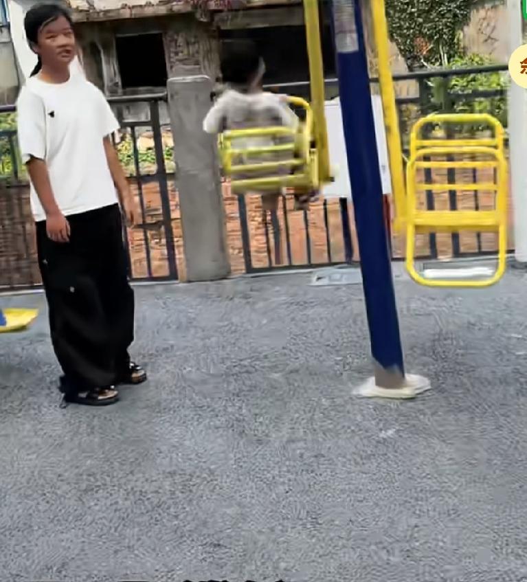 接待弟弟在公园玩设施，弟弟甩的老高路人看到后吓得不行，立马将设施停下，
并对姐姐