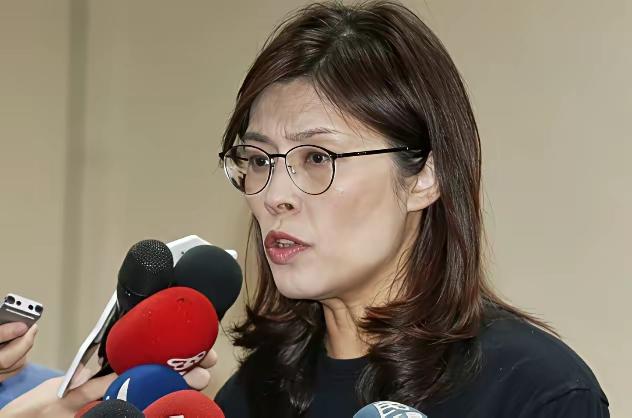 就在昨天，连战之子连胜文的嫡系大将李德维，突然寸步不离地出现在了郑丽文的身边！这