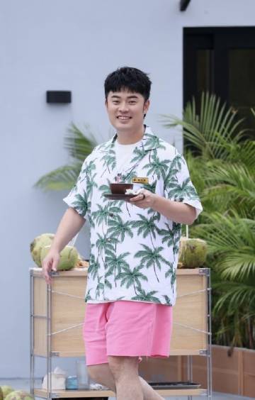 陈赫还真成美甲师了 五哈团队搭配上陈赫的美甲师人设，那可真的是拿捏的恰到好处，毕