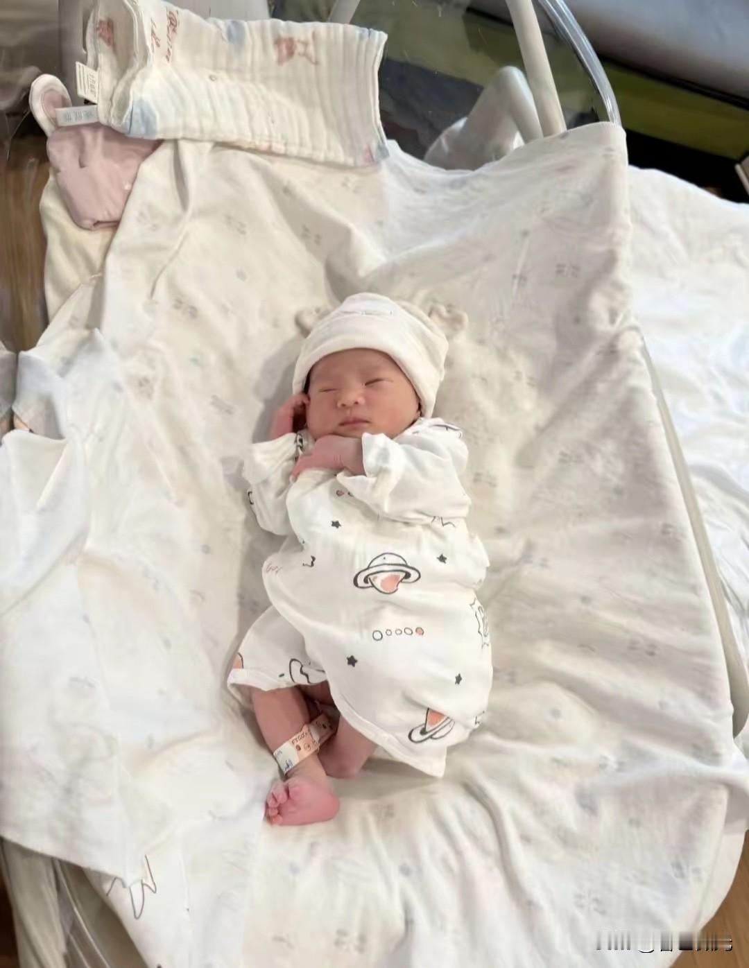 解释不清了

产房里，刚落地的男婴没了呼吸，医生拍了好几次也没哭声，都准备放弃了