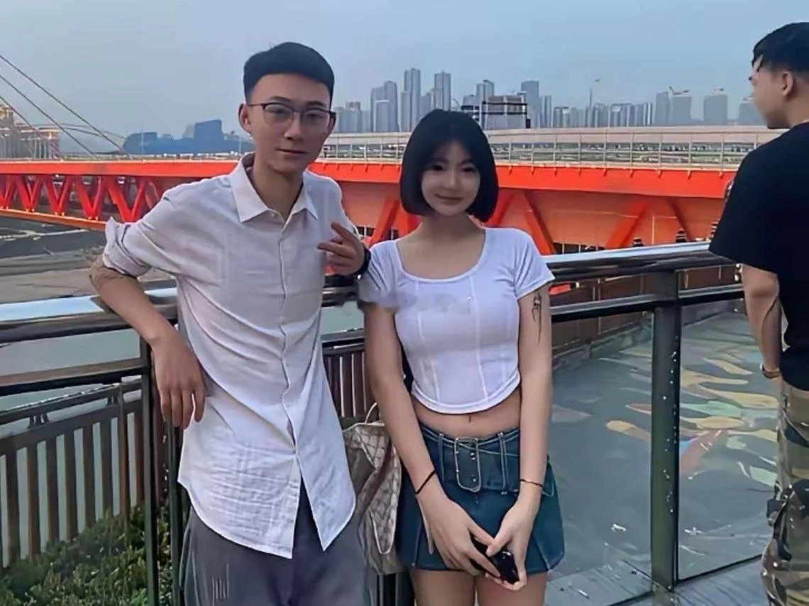这就是谈恋爱的好处！男生变得超级帅气，女生也会穿搭了！ 