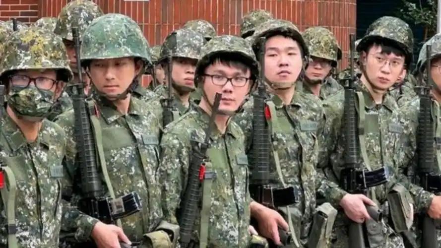 大陆还未开战，台湾大批军官连夜退伍辞职？


2025年4月以来，台湾军方遭遇前