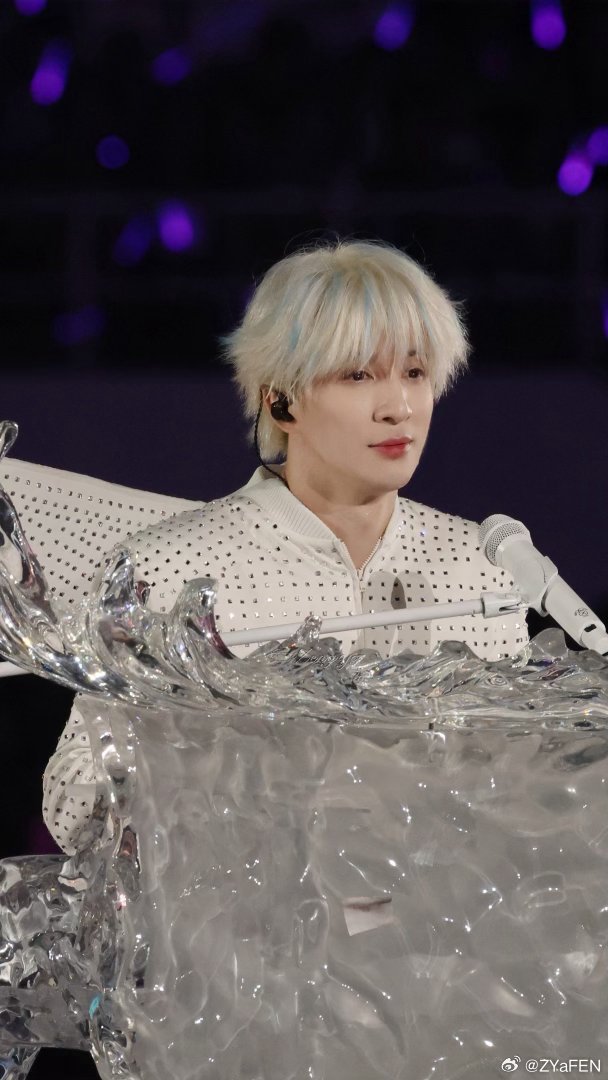 薛之谦别有压力我只想见见你看完薛之谦和歌迷这段合唱，真的直接哭崩了！两人就那样静