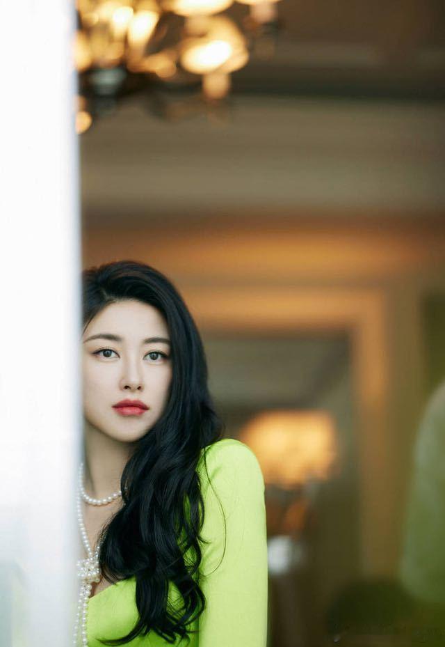 朱珠内娱收藏主理人一直觉得朱珠的美感特别高级，自带沉淀下来的松弛气韵，独到的审美