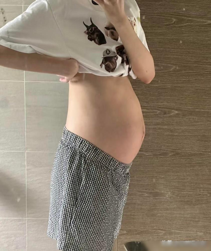 堂妹怀孕时96斤，肚子小到快生了别人都看不出来。

真的要吐槽下那些传了多少年的