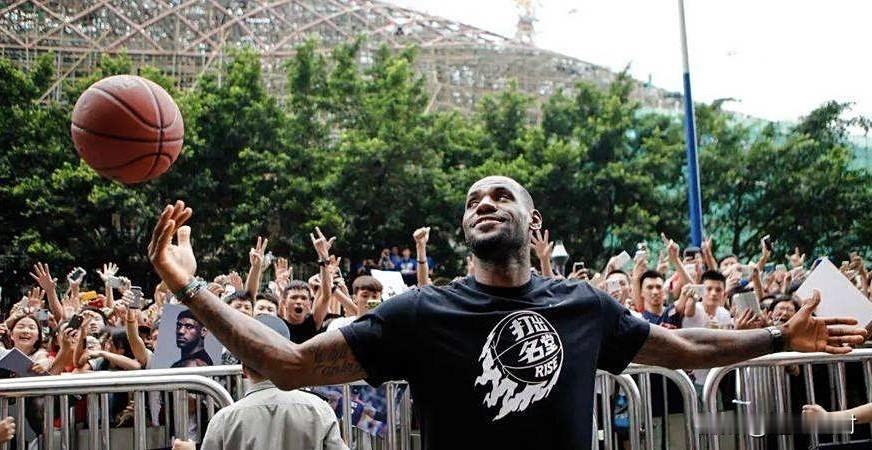 詹姆斯中国行场面火爆不已，爱可谓是双向奔赴！

今年詹姆斯中国行受到上海、成都两
