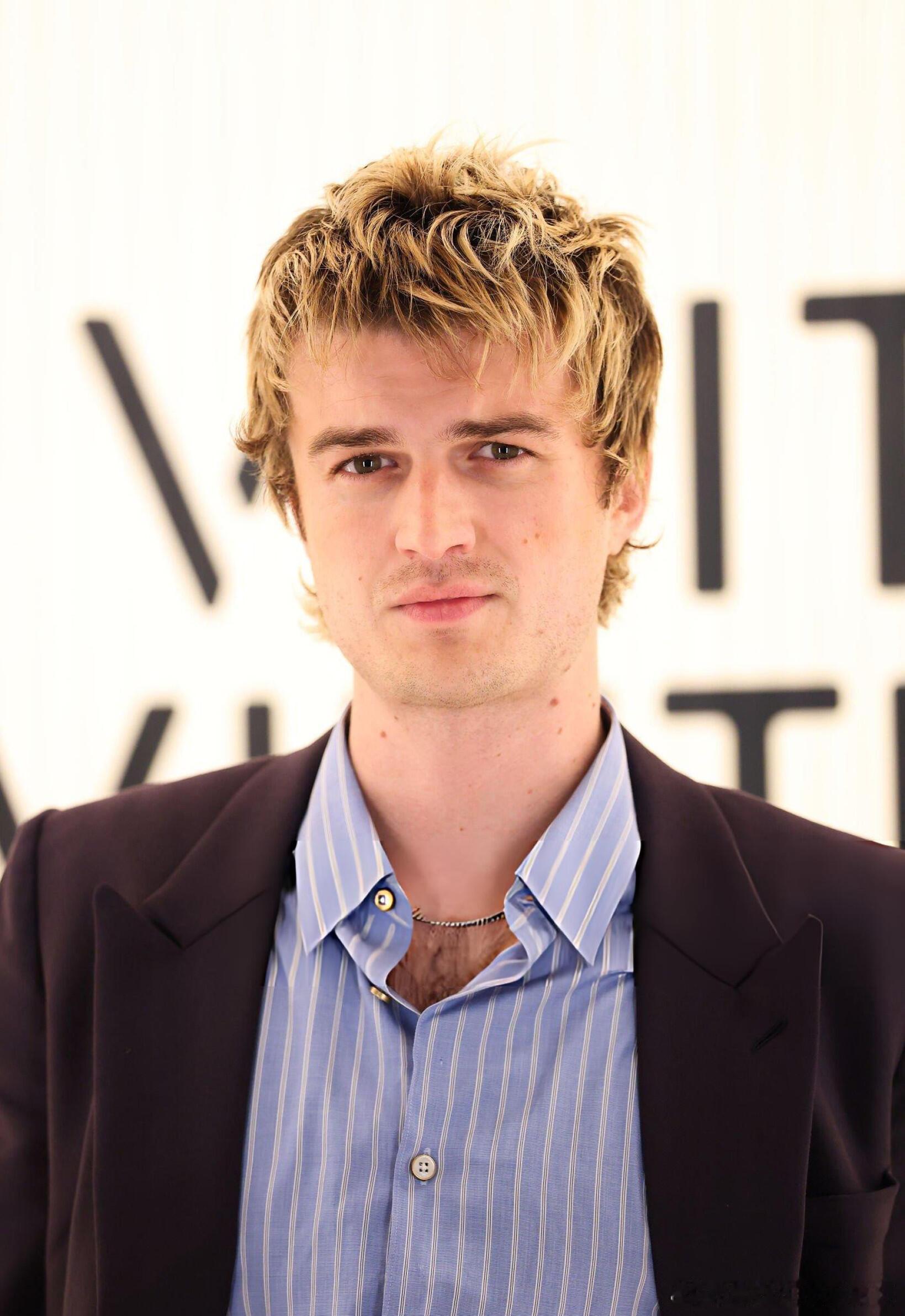 乔·基瑞也亮相巴黎男装周了，Steve这个头发每次都很亮眼！怪奇物语跨年电影愿