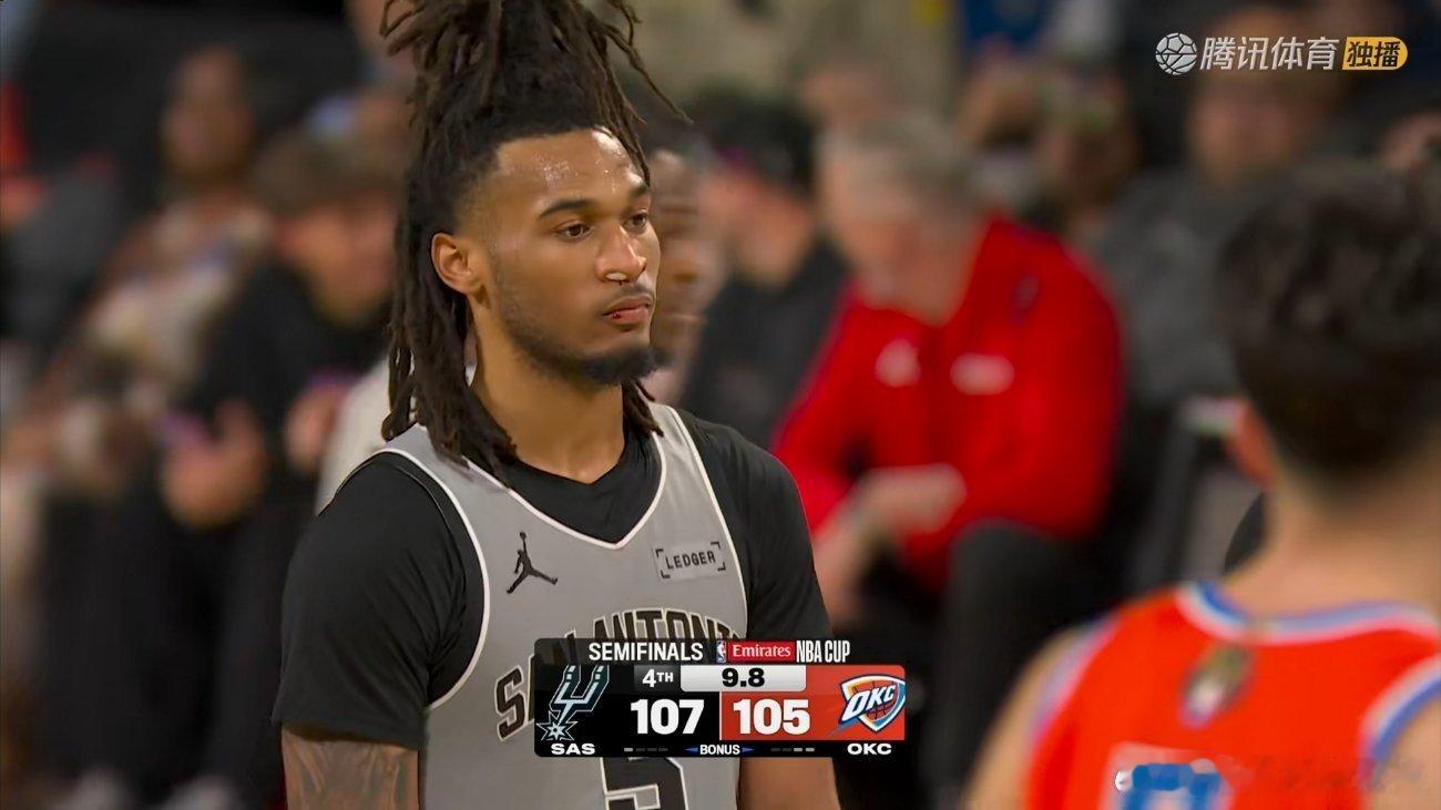 拼到极致了！镜头特写给到卡斯尔，已经拼到鼻青脸肿🤕马刺vs雷霆