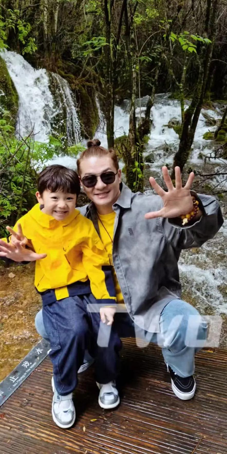 谢金在德云社的辈分有多高？
他带孩子出门旅游，网友说：“谢金领着尚筱菊的爷爷出门
