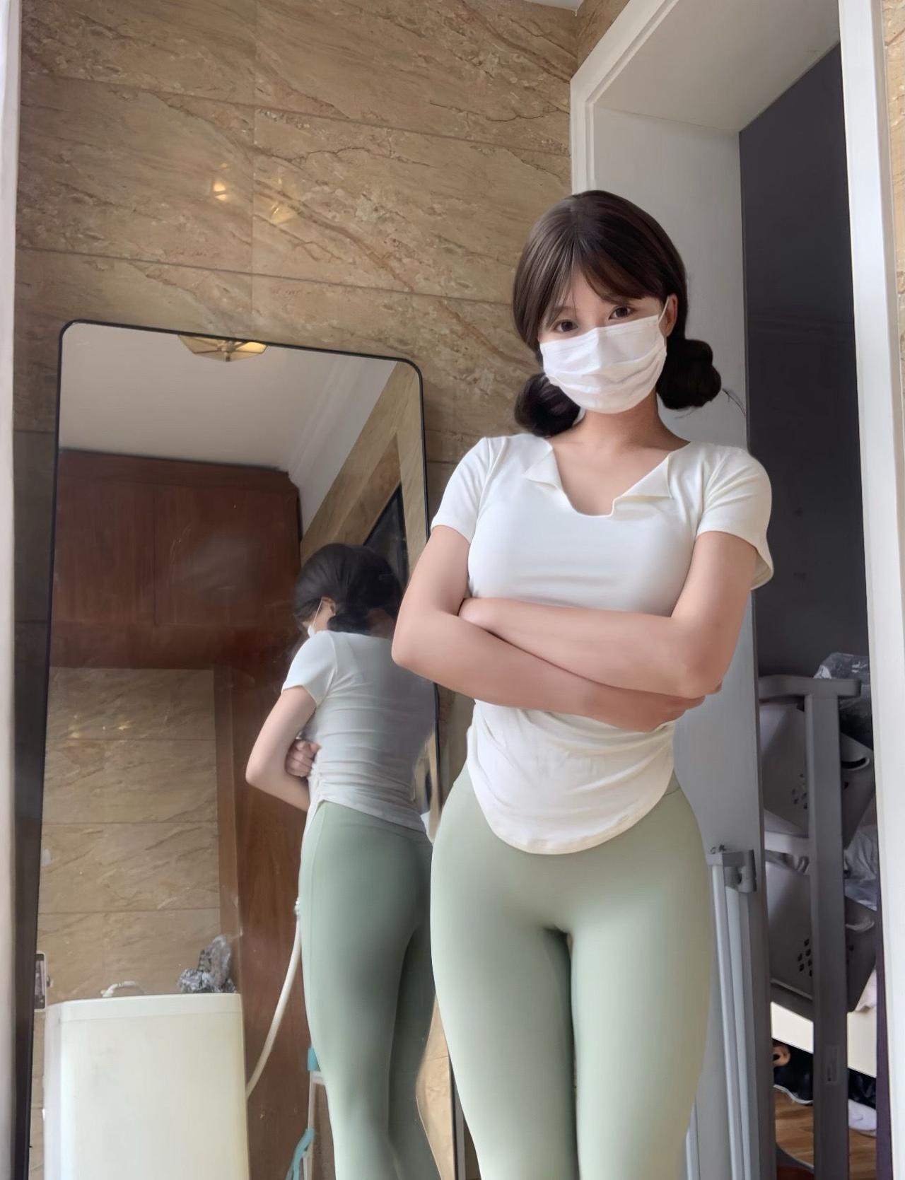 白色T恤+绿色紧身裤，简约舒适，居家必备！👌🏻👗👖