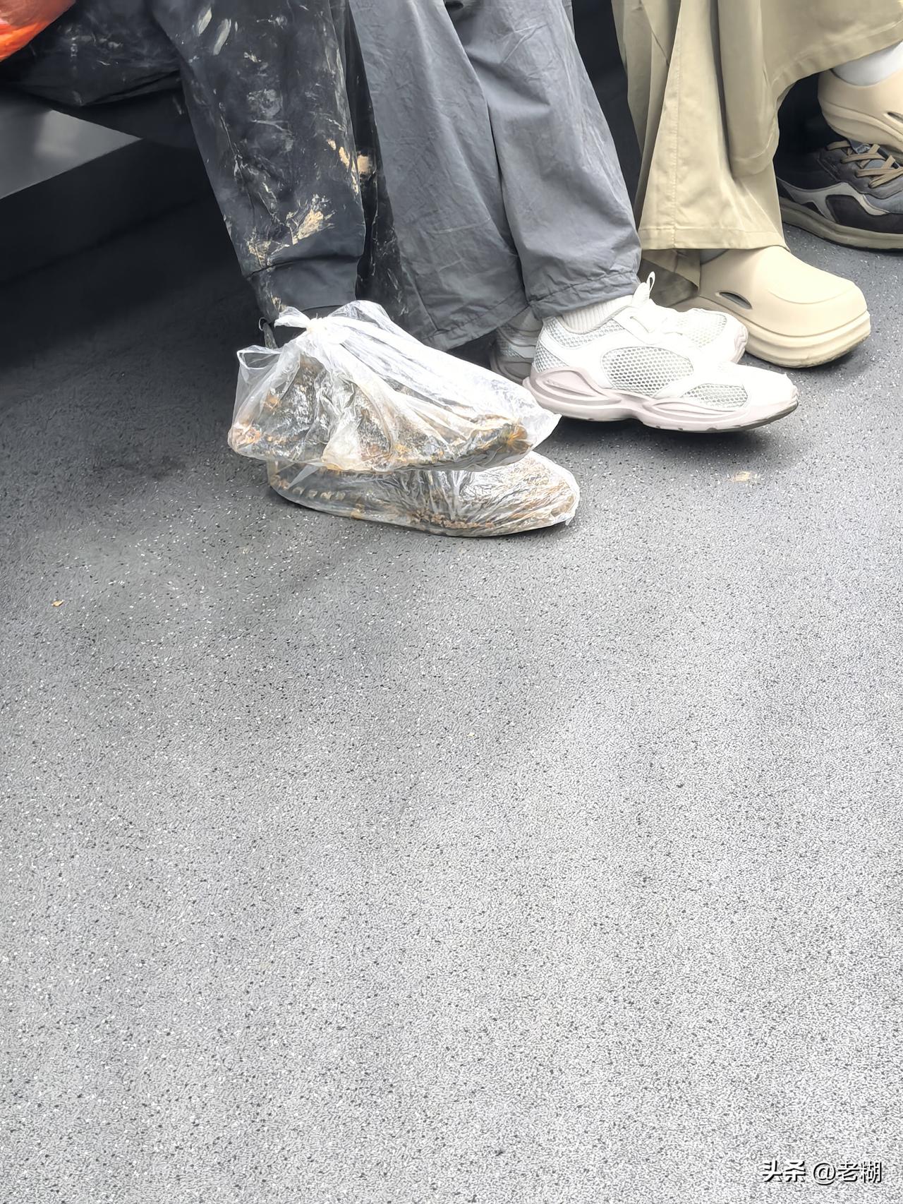 厦门地铁即景：一双有素养的鞋！
应该是刚从某工地下班，担心满是泥渣的鞋子踩脏了地