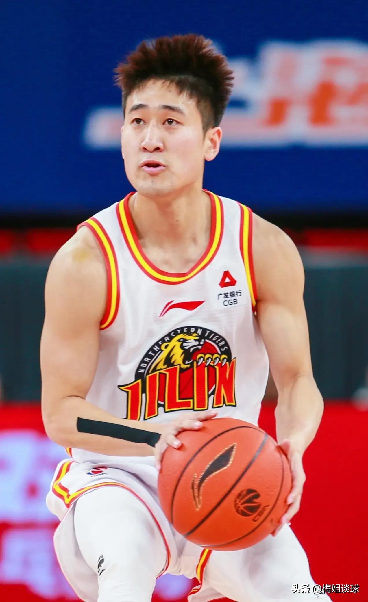 CBA常规赛第一阶段结束，吉林队最强首发五虎是——

控卫：摩尔！31岁，身高1