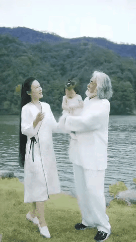 看张纪中和他老婆的合照，评论区吵翻了。有人说这哪是浪漫，分明是隔着代沟的尴尬。