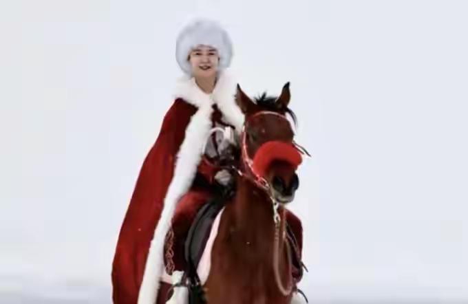 英年早逝，天地呜咽，策马红篷，建功立业，血洒冰河沃野！

贺娇龙45岁的青春芳华