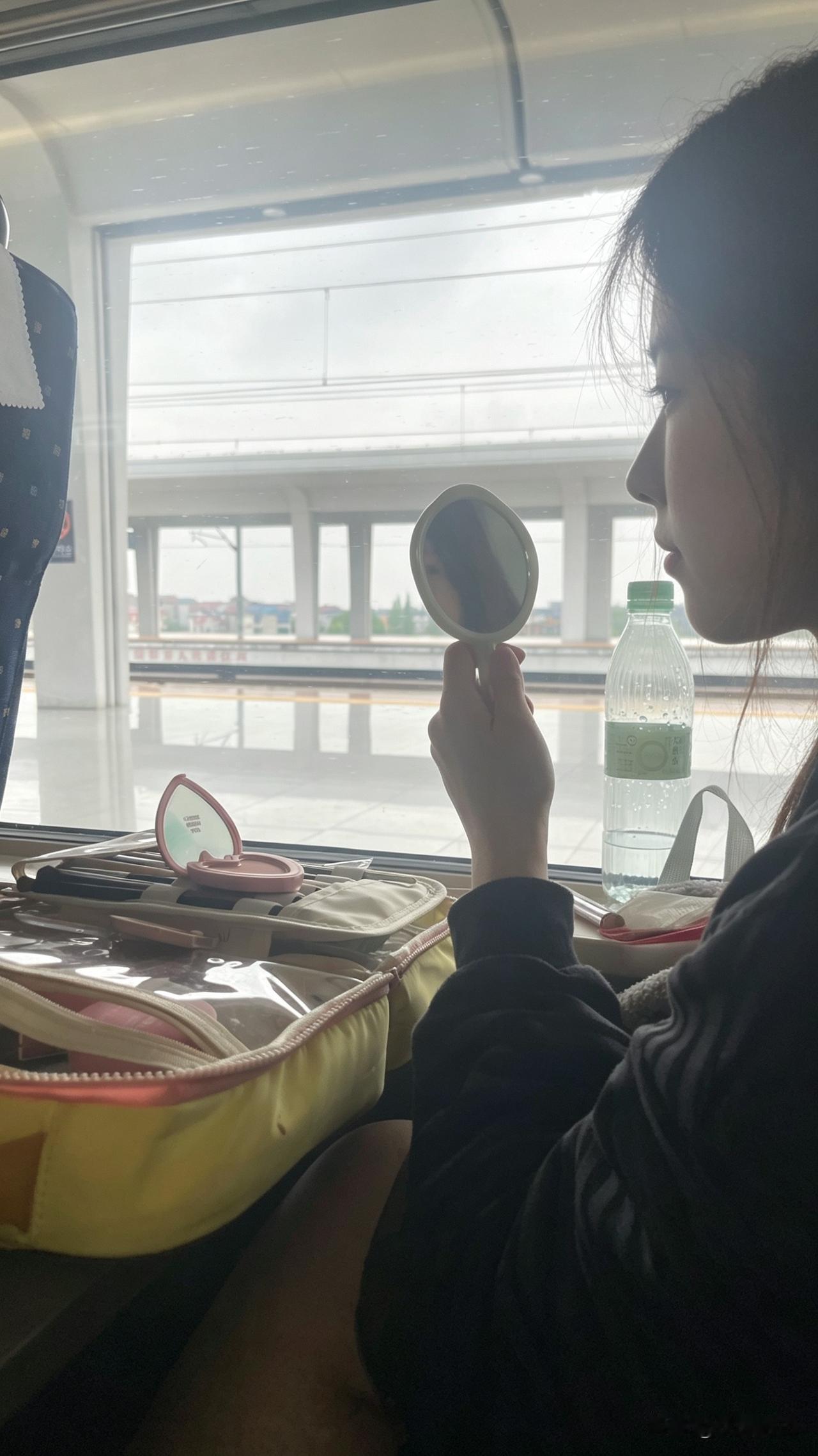 三小时高铁，三小时化妆。小姐姐长得够美了，眉毛轻扫，唇刷细涂，粉扑一遍遍调匀，腮