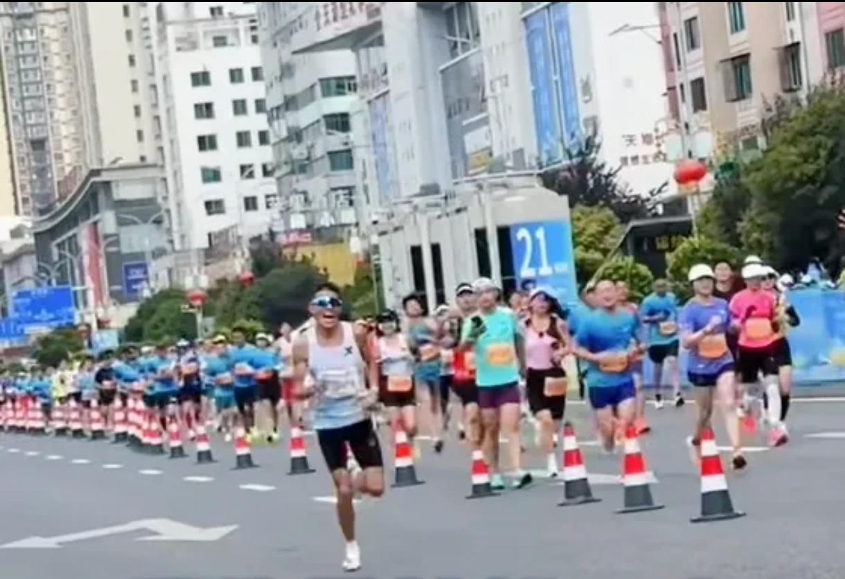 六马最强草根逆袭！外卖小哥王杰彻底杀疯了！
 
六盘水马拉松全程逆风翻盘，35公
