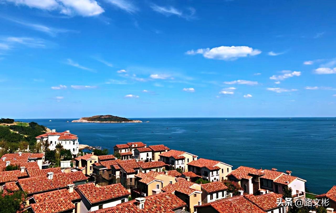 热烈欢迎老同学入住海宴台，与我比邻而居。特赋律诗一首:

昔共寒窗读，今为客里邻