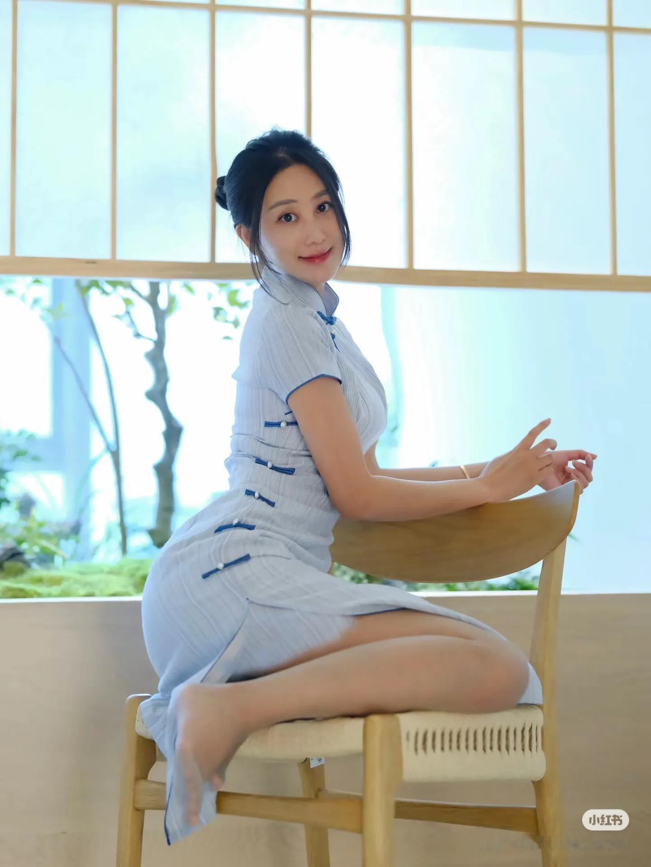 漂亮的不是我 是我身上的“东方韵”
#新中式 #旗袍 #穿搭 #丝袜