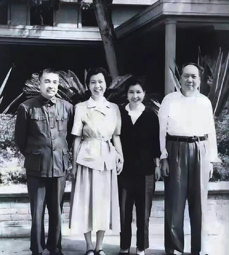 好多人分不清江青和曾志两人，现在可以对比一下，这是毛主席夫妇和陶铸曾志夫妇的一张