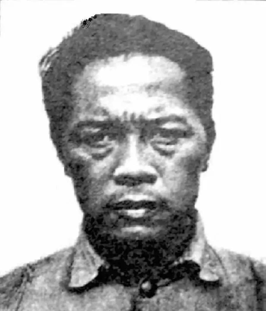 1951年，国军中将李本一被枪毙，在刑场，法官看了他一眼，厉声问：“当年皖东那三
