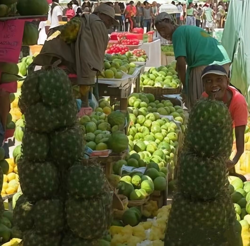 咪着眼，把手机拿远点看。 