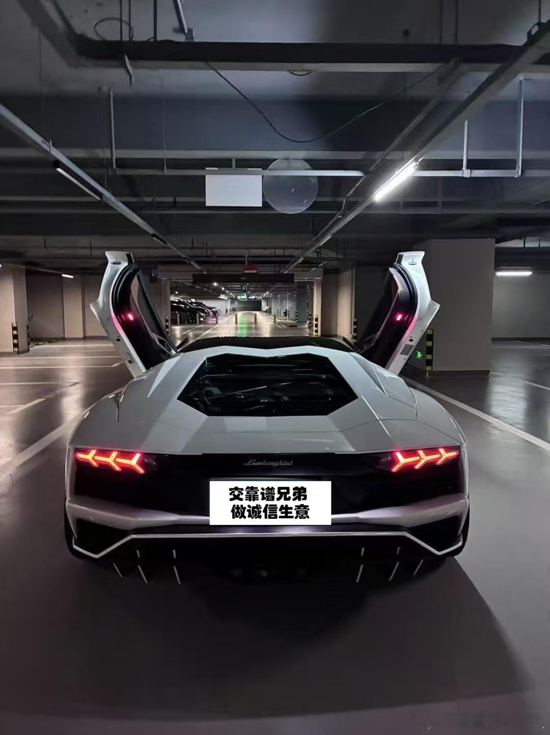 兰博基尼Aventador S LP740-4，19年｜1.5w公里，白外棕内｜