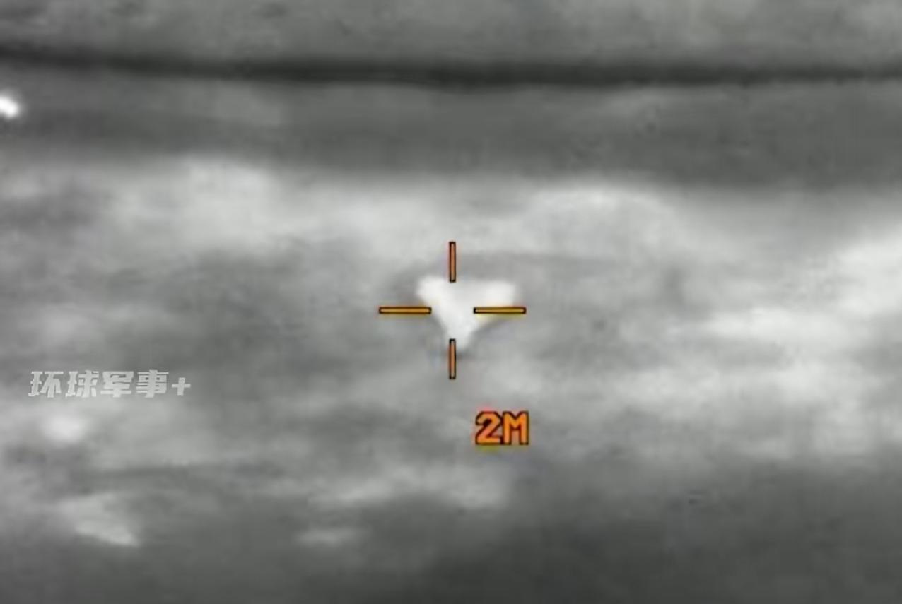 美国公布一批用精确制导炸弹摧毁伊朗小摩托的视频。小摩托成本价几千美元，一枚炸弹2